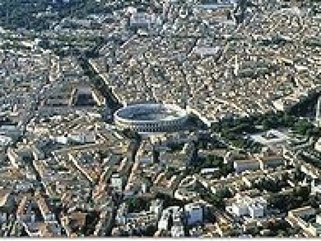 310px-Nîmes,_Centre_ville de binnenstad van nimes kan in de zomer knap warm zijn